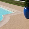sol en bordure de piscine